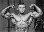 Webgroepen schrikken zich wezenloos van Russische bodybuildingkiddo