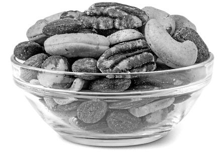 Als je geregeld noten of pinda's eet, dan is je sterftekans lager dan als je dat niet zou doen. Volgens een studie die epidemiologen van Harvard Medical School publiceerden in de New England Journal of Medicine verlengt een voedingspatroon met veel noten en pinda's je levensduur doordat het beschermt tegen bijna elke type dodelijke ziekte.
