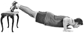 Push-ups worden zwaarder door een verhoging